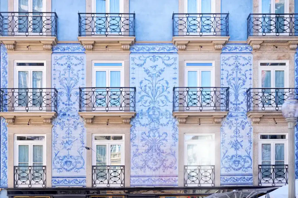 Beautiful purple façade in Porto, Portugal Beautiful purple façade in Porto, Portugal