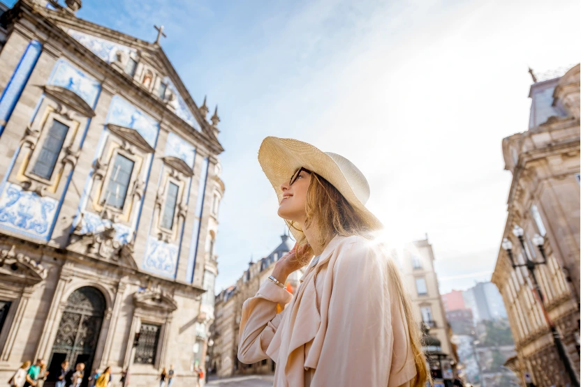 Woman wearing a sun hat, traveling in Italy